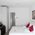 I It לינה וארוחת בוקר 4*